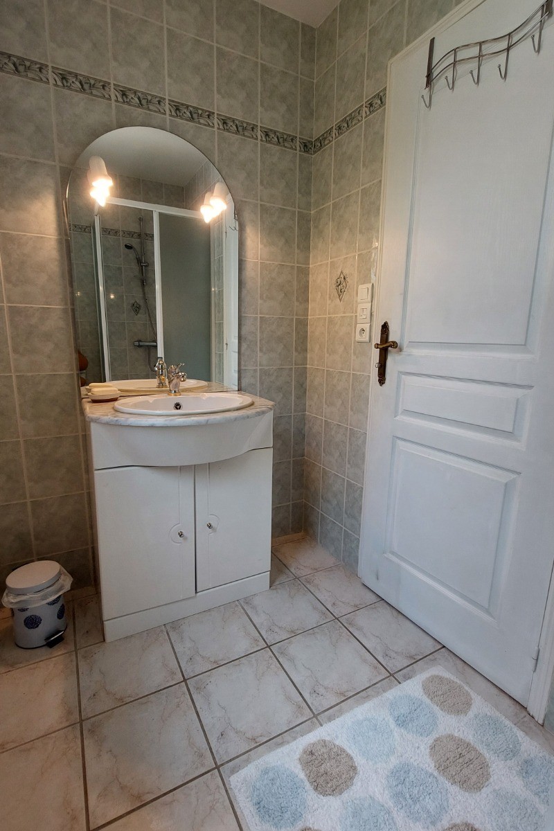 Salle d'eau au premier étage avec douche