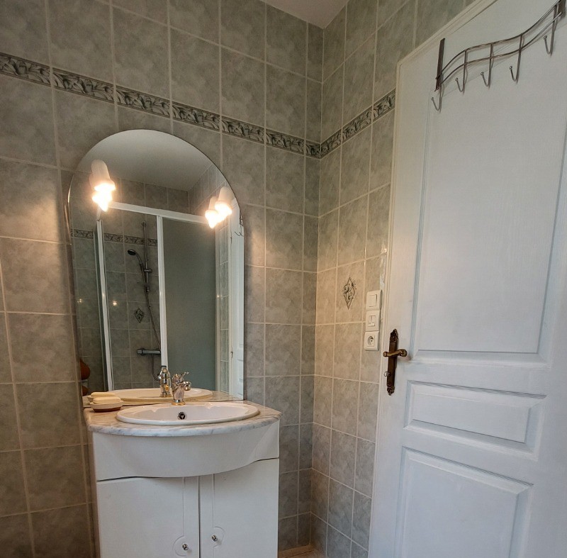 Salle d'eau au premier étage avec douche