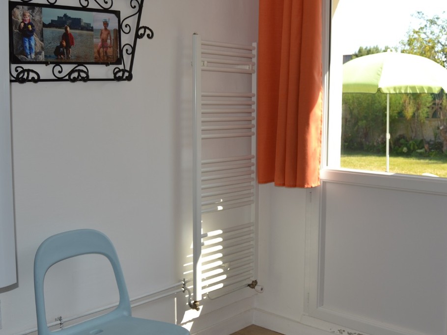 RDC : Douche, sèche serviettes, porte manteaux, accès direct sur le jardin.