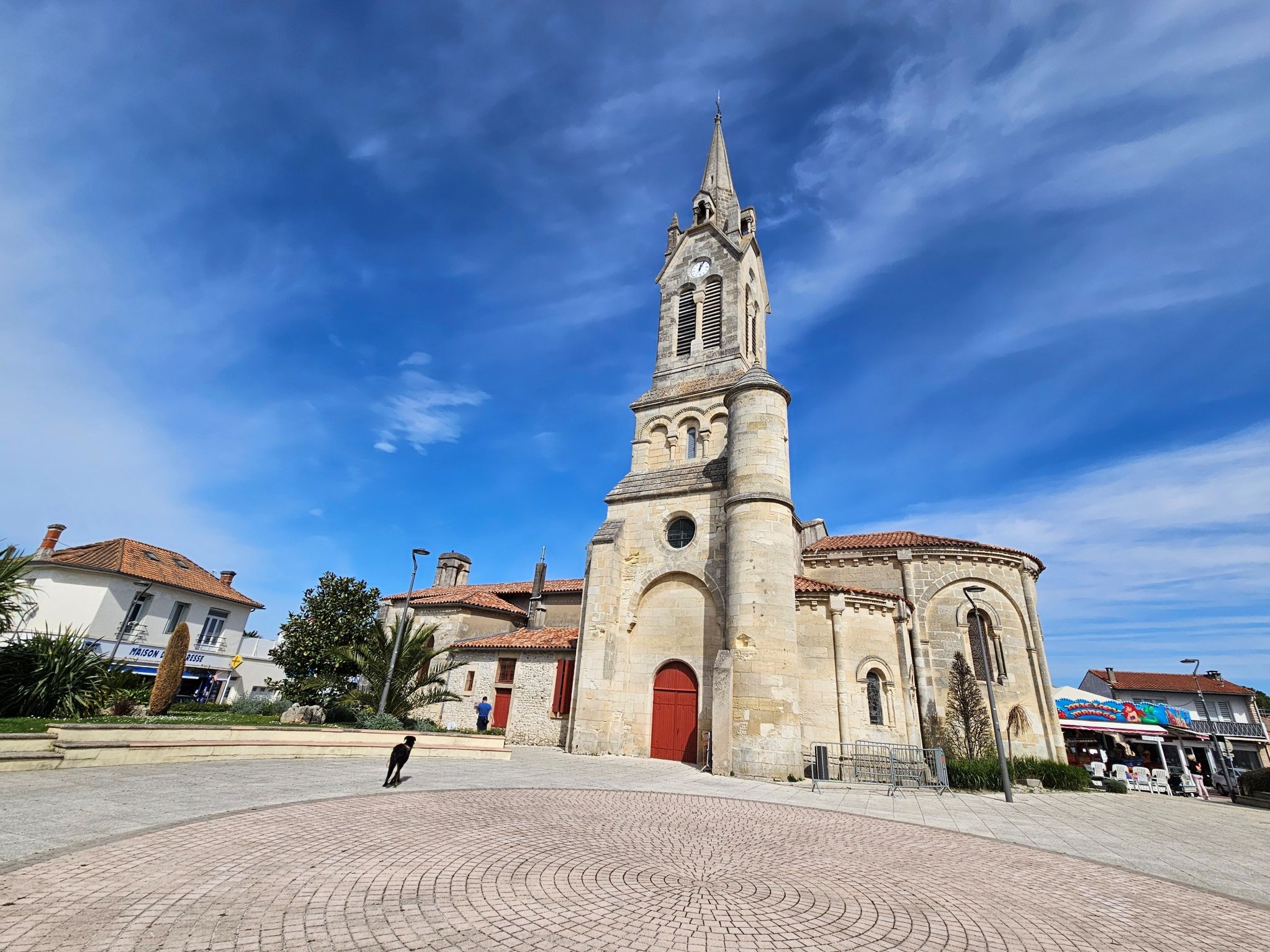 La place de l'église de St Georges de Didonne à 10 minutes à pied du studio où se situe les commerces essentiels