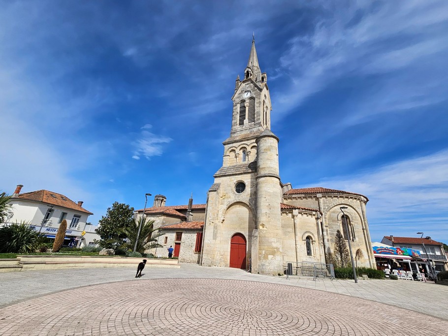 La place de l'église de St Georges de Didonne à 10 minutes à pied du studio où se situe les commerces essentiels