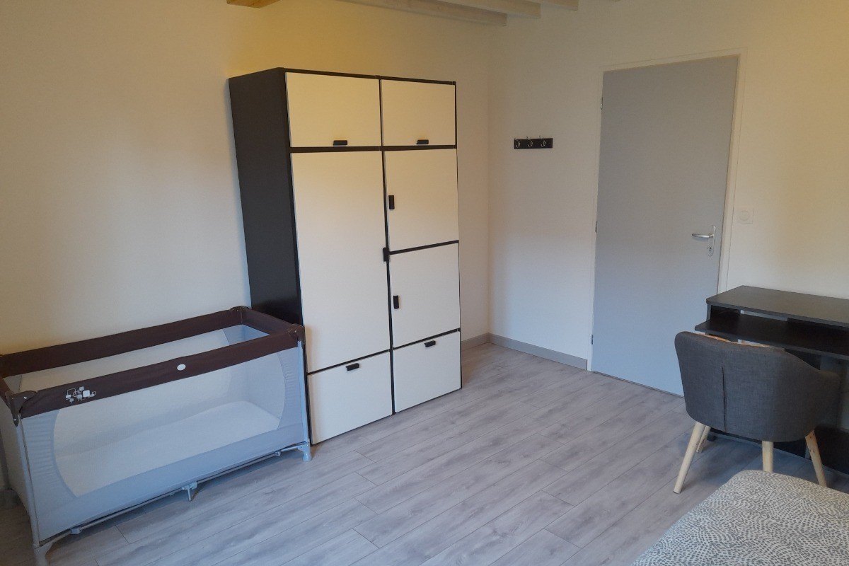 Votre dressing avec cintres, lit bébé