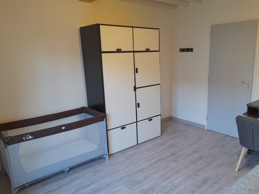 Votre dressing avec cintres, lit bébé