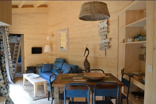 Le Parc de La Belle, à Magné dans la Vienne. Lodge Azur - Séjour
