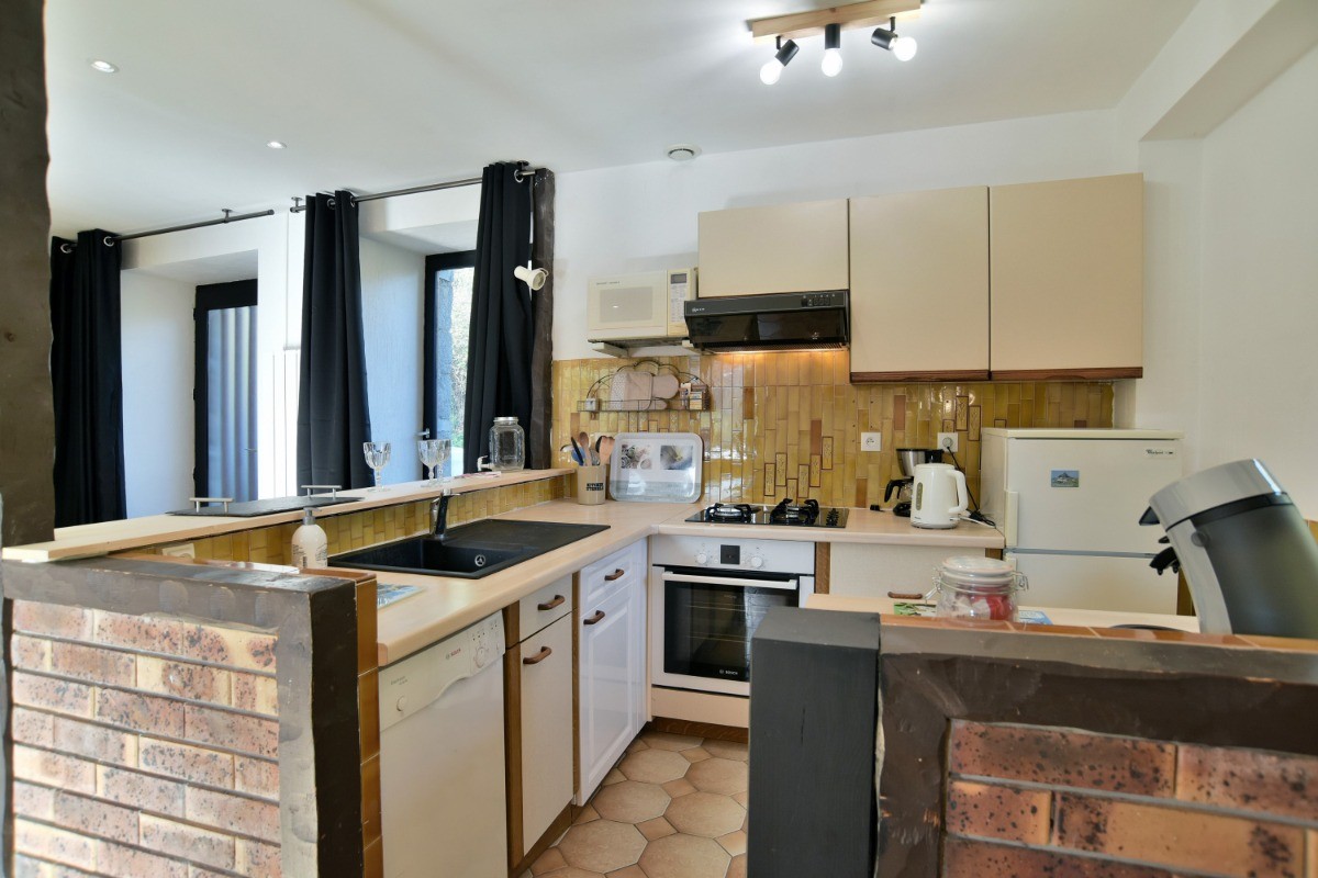 Grande pièce de vie au RDC avec coin cuisine ouverte, toute équipée (lave-vaisselle, four, combiné-congélation, machine à café filtre et expresso, petit électroménager, etc.)