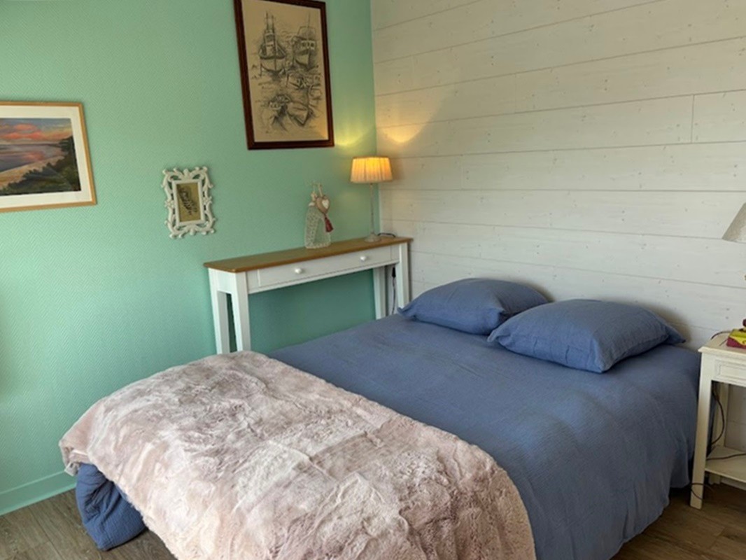 Floor: Bedroom 1 – Double bed
