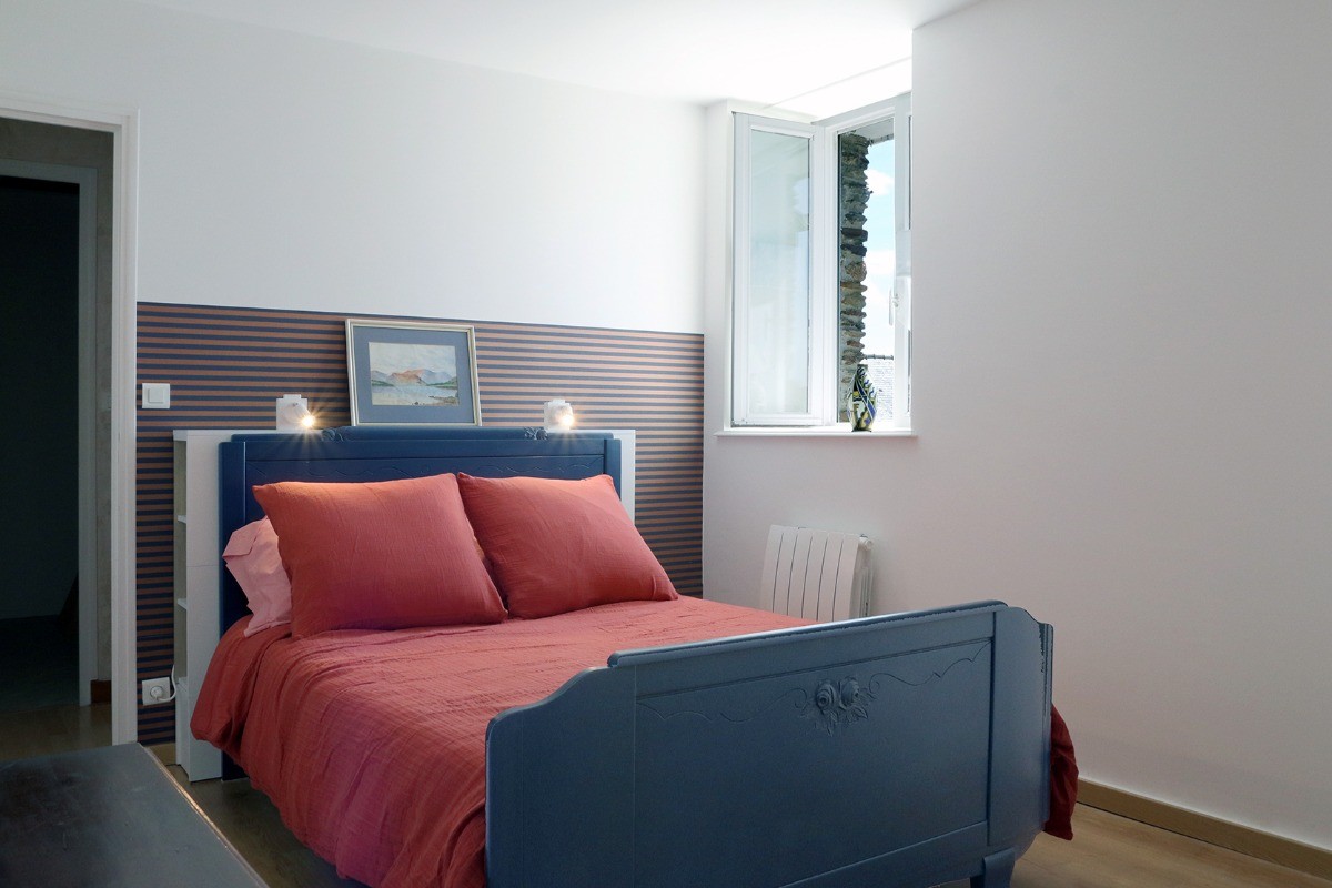 Chambre située à l'étage avec lit double 140 X 190 avec bureau