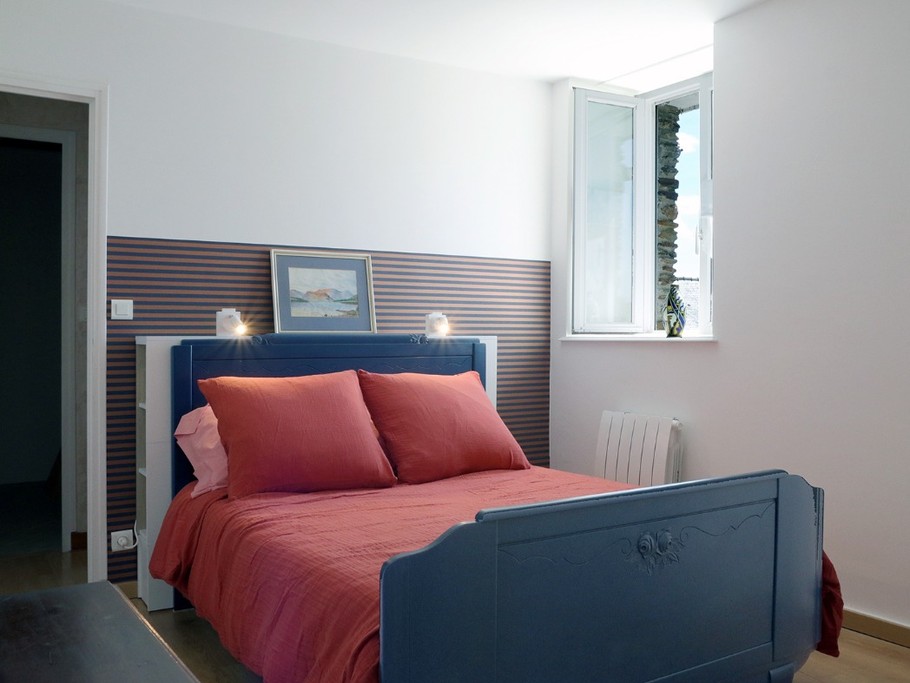 Chambre située à l'étage avec lit double 140 X 190 avec bureau