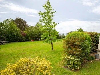 Parc de loisirs avec jeu sur ressort, balançoire, table de ping pong, terrain de volley, terrain de pétanque. Ballons, frisbees, boules de pétanque, raquettes et balles à disposition.