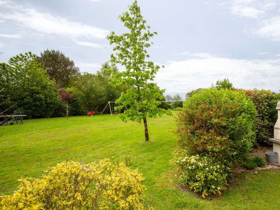 Leisure park with spring-loaded games, swing, ping pong table, volleyball court, boules pitch. Balls, Frisbees, petanque balls, rackets and balls available.