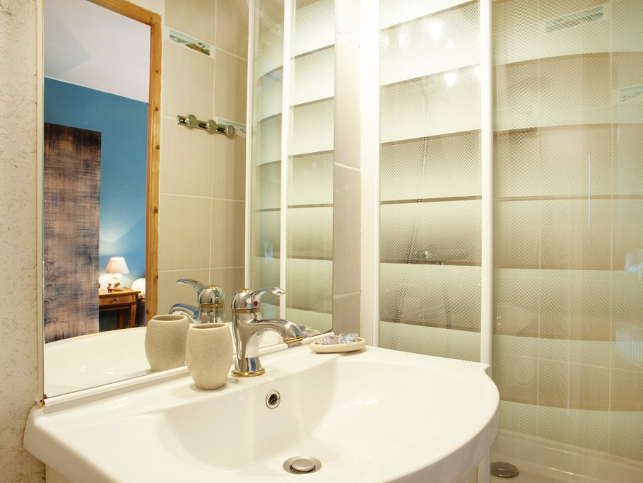 Salle d'eau de la chambre deux lits
