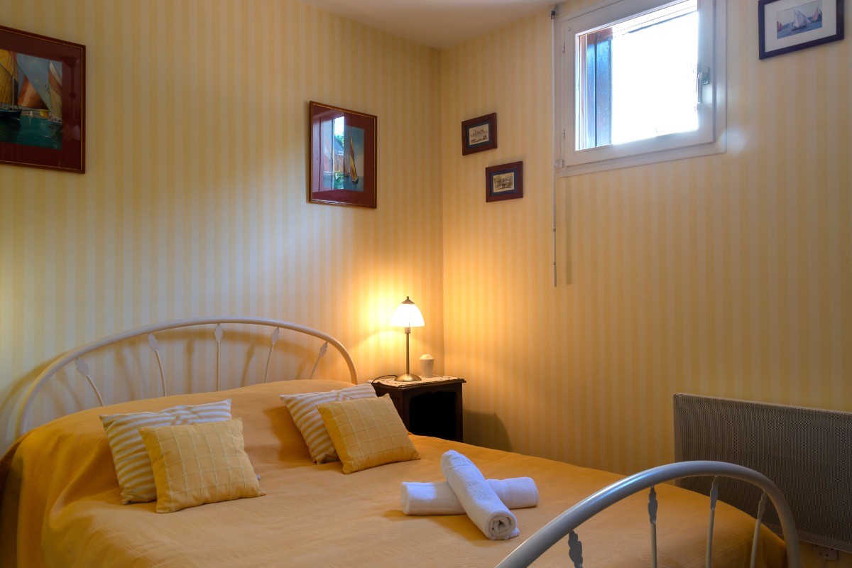 Chambre double donnant sur l'arrière - lit 140 X 190
