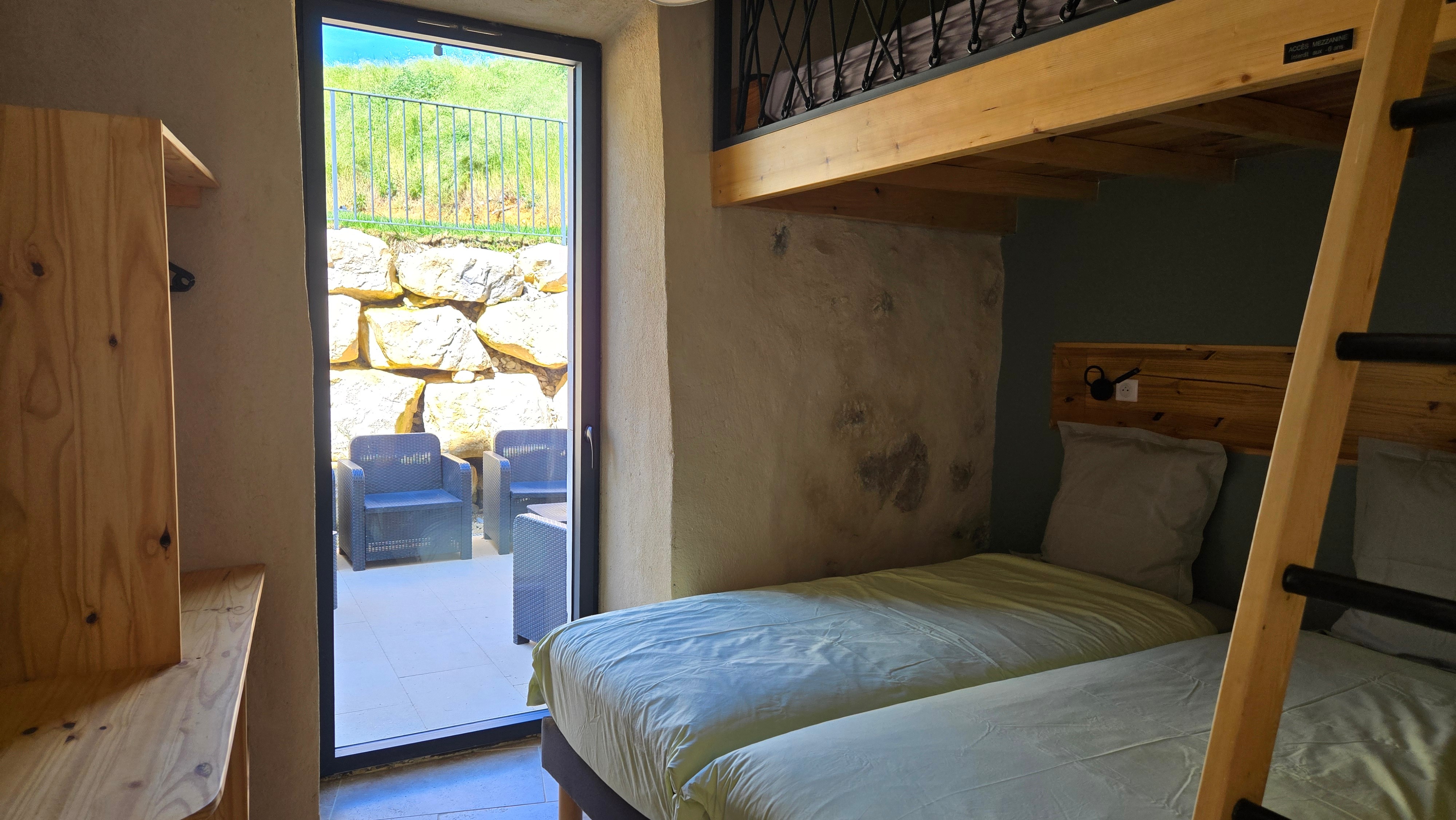 Chambre 1 : 2 Lits 90*200 (ou 1 lit 180*200) + Mezzanine (Hauteur 60) couchage 140*190