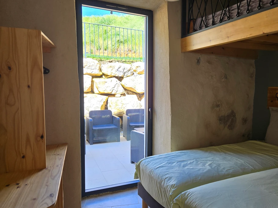 Chambre 1 : 2 Lits 90*200 (ou 1 lit 180*200) + Mezzanine (Hauteur 60) couchage 140*190