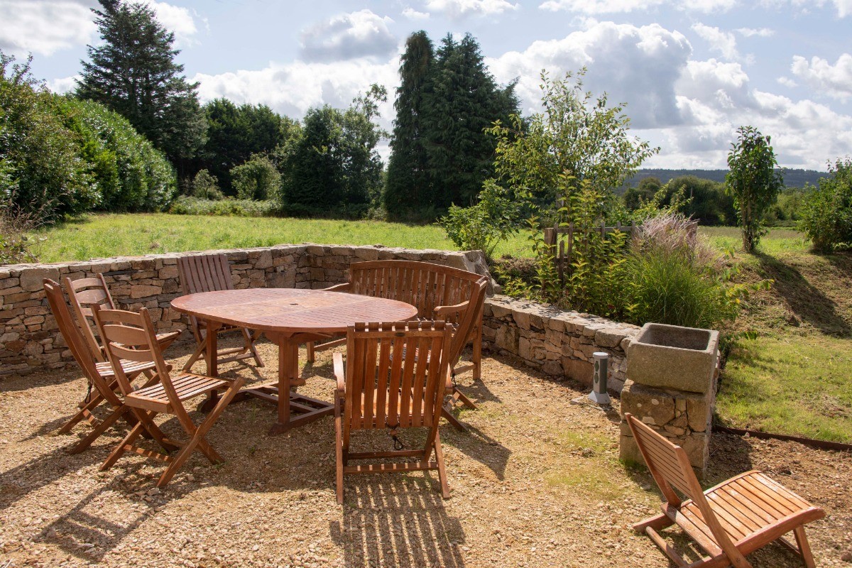 terrasse et jardin privatif de la longère avec vue sur les Monts d'Arrée