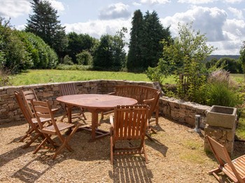 terrasse et jardin privatif de la longère avec vue sur les Monts d'Arrée