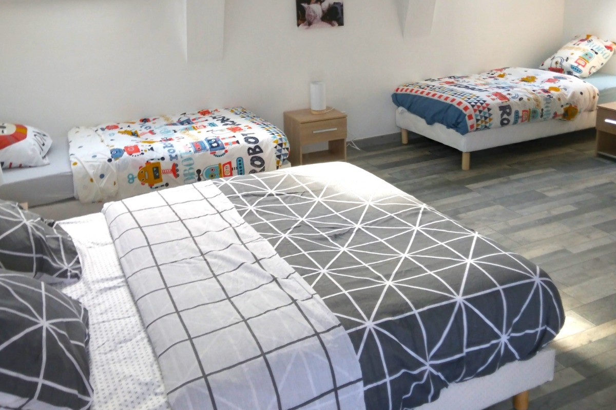 A l'étage, agréable chambre pour 2 à 4 personnes (1 lit 140 cm et 2 lits 90 cm) avec penderies.