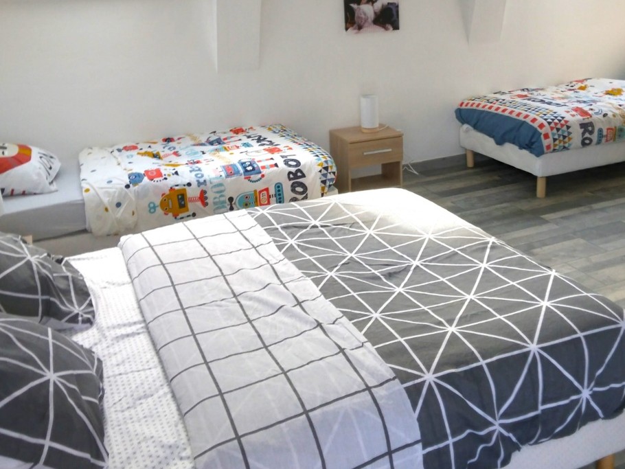 A l'étage, agréable chambre pour 2 à 4 personnes (1 lit 140 cm et 2 lits 90 cm) avec penderies.