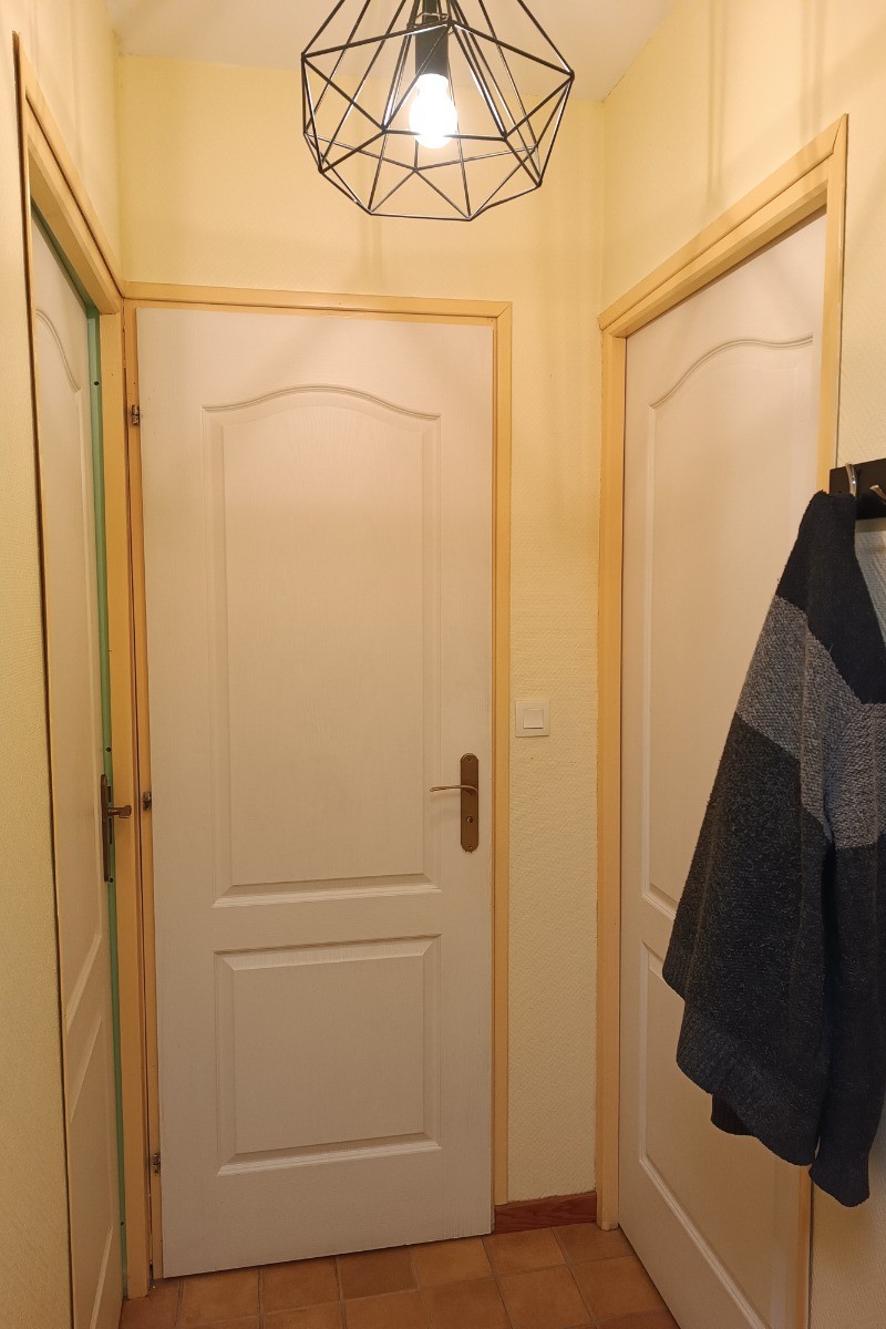 Sas d'entrée donnant sur ( de gauche à droite) la chambre, la salle de douche, la pièce de vie