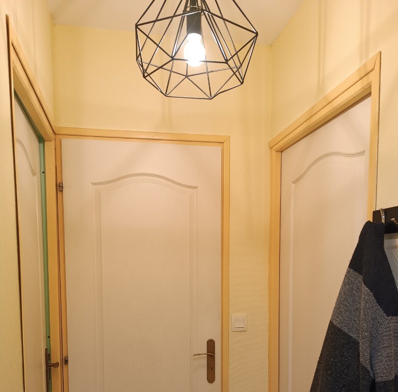 Sas d'entrée donnant sur ( de gauche à droite) la chambre, la salle de douche, la pièce de vie