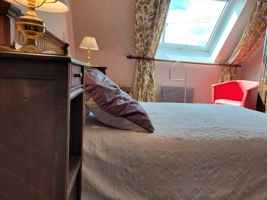 Gîte Mayline, chambre lit 140 bureau armoire et chevets étage