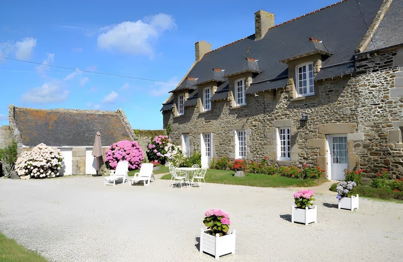 Façade de la longère. Cour, stationnement et pelouse pour s'amuser.