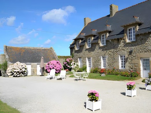 Façade de la longère. Cour, stationnement et pelouse pour s'amuser.