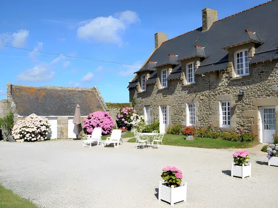 Façade de la longère. Cour, stationnement et pelouse pour s'amuser.