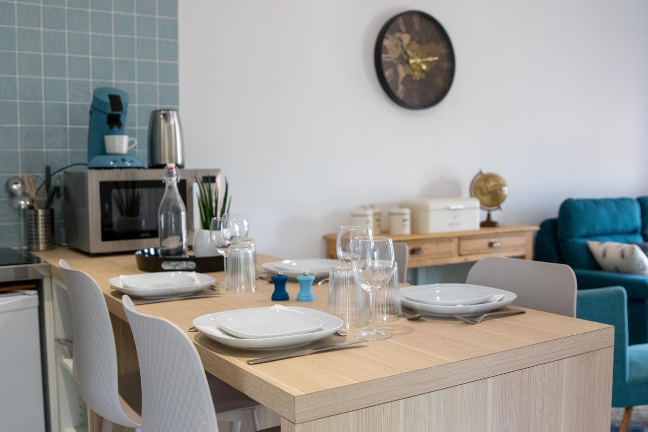 a cuisine ouverte sur le salon du gîte Mer