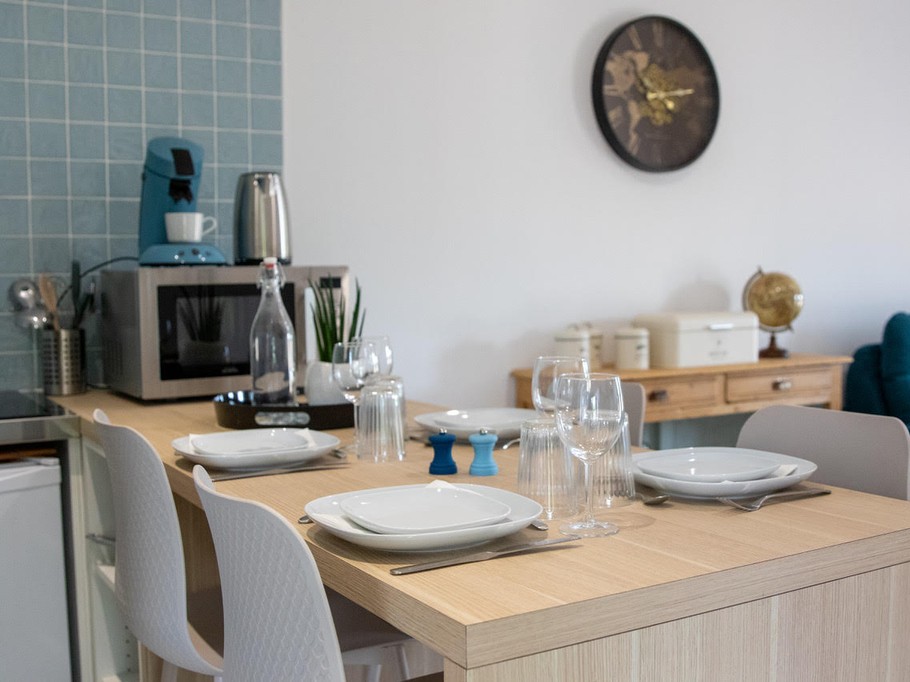 a cuisine ouverte sur le salon du gîte Mer