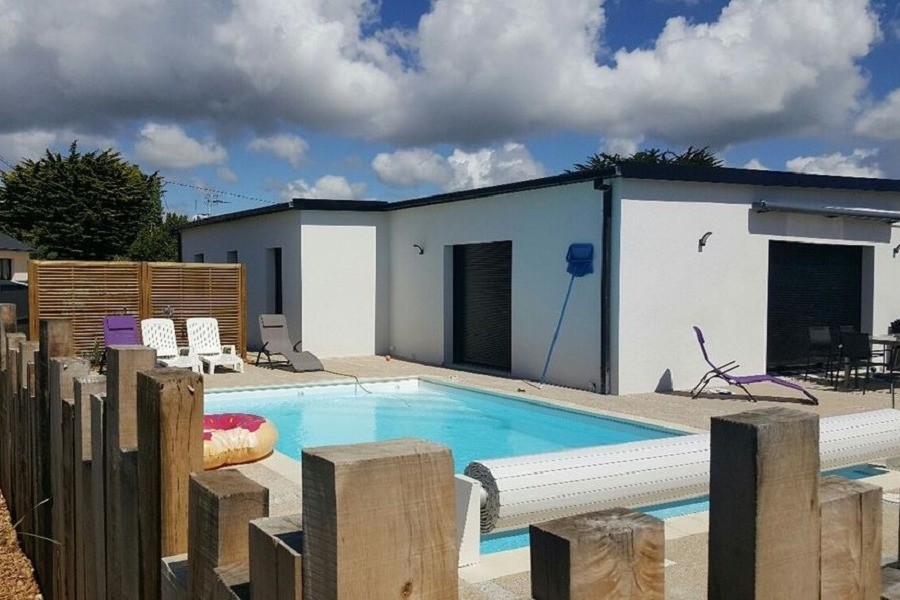 maison de plain-pied avec piscine et jardin clos