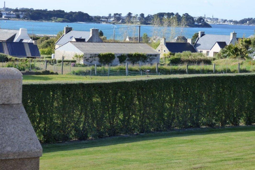 vue sur mer et l'Ile de Batz de la maison et du jardin