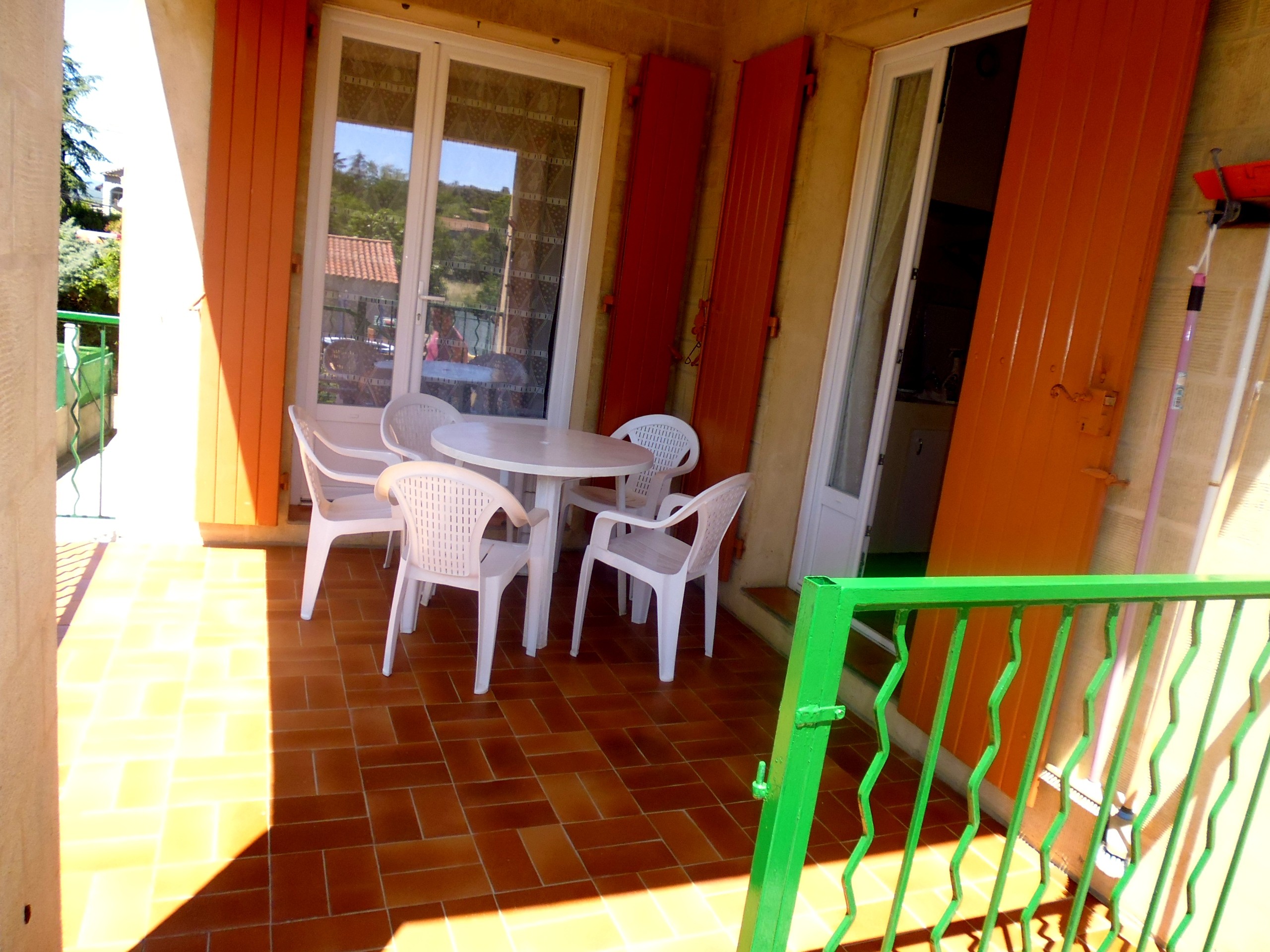 terrasse avec salon de jardin