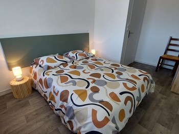 Chambre avec lit 140 du gîte Jonquille à La Villa aux Fleurs
