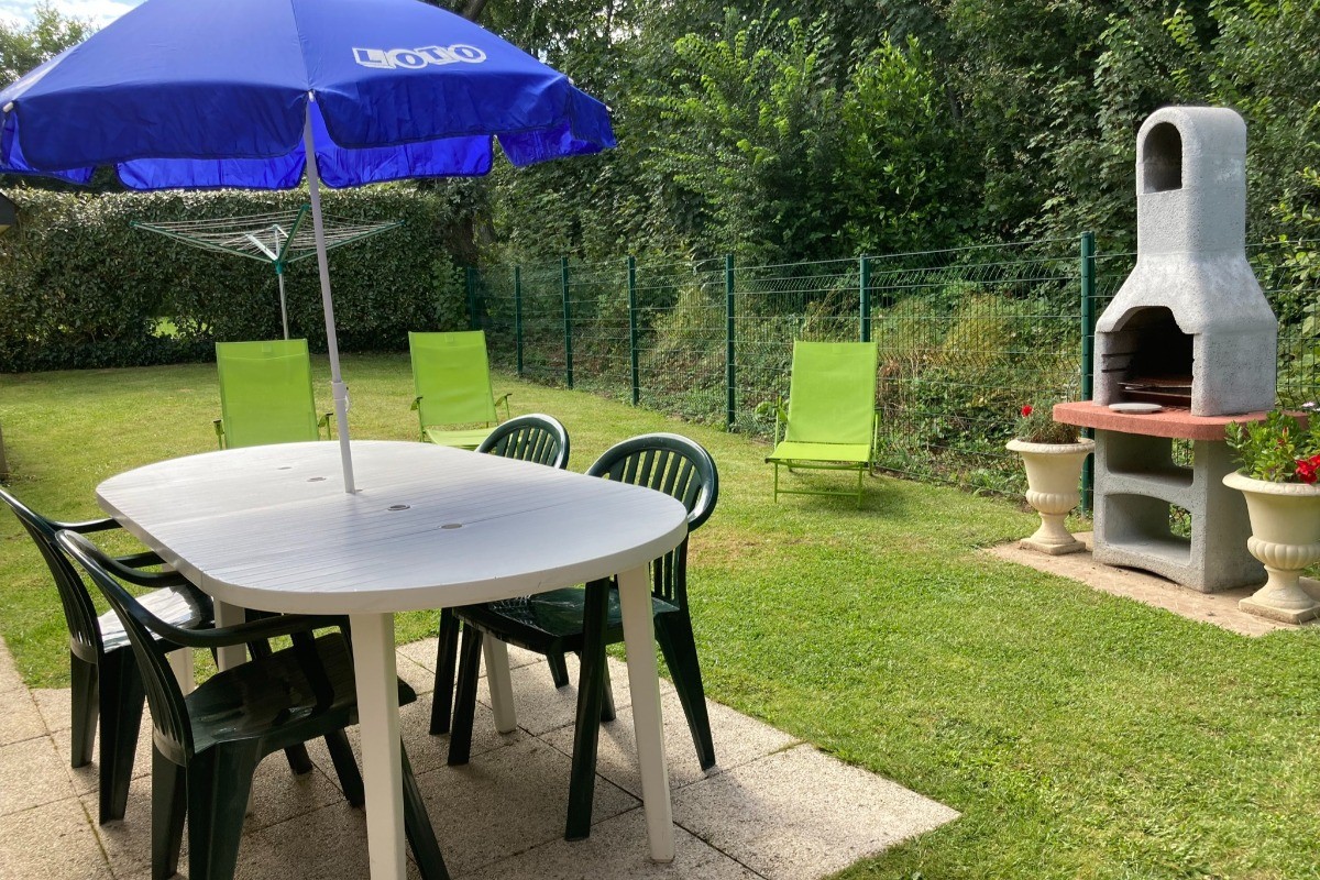 Détente au jardin ombragé très calme et reposant.