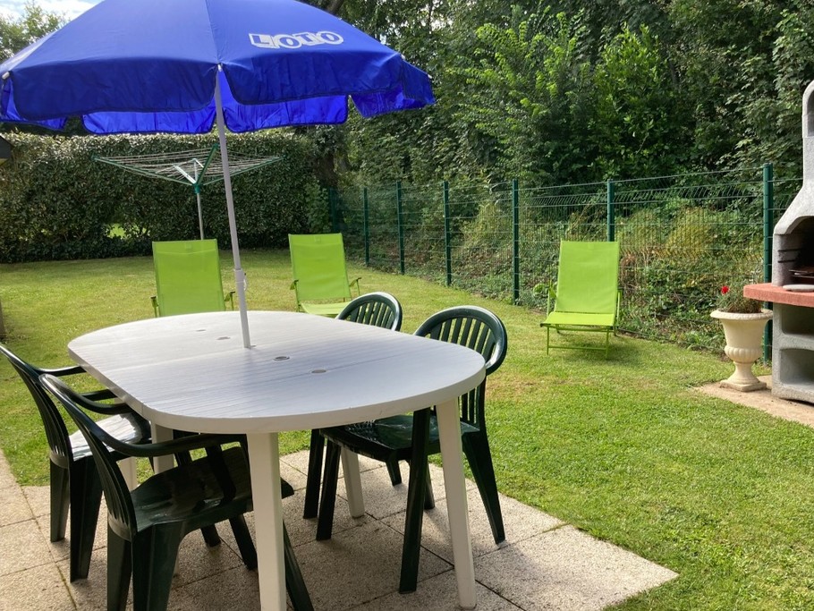 Détente au jardin ombragé très calme et reposant.