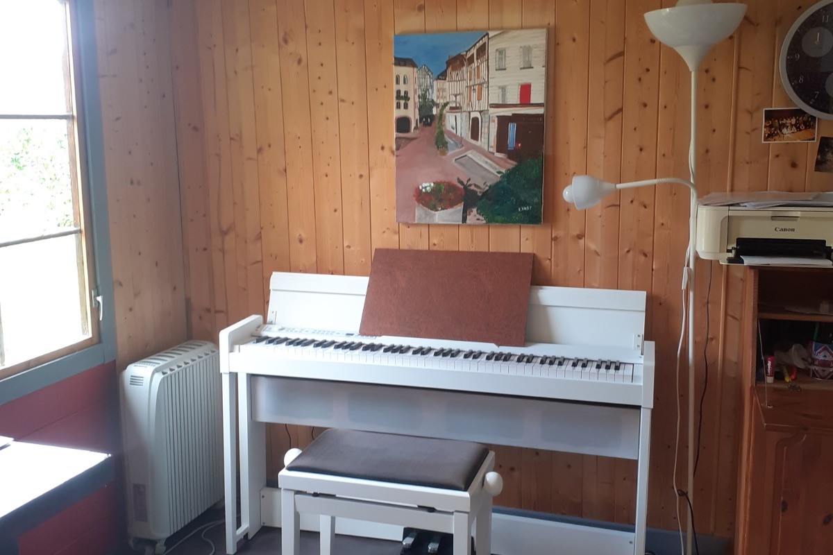 dépendance permettant de s'isoler avec bureau et piano