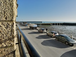 Appartement au 1er étage en front de mer au Port de la Houle à Cancale. Stationnement privatif côté cour.