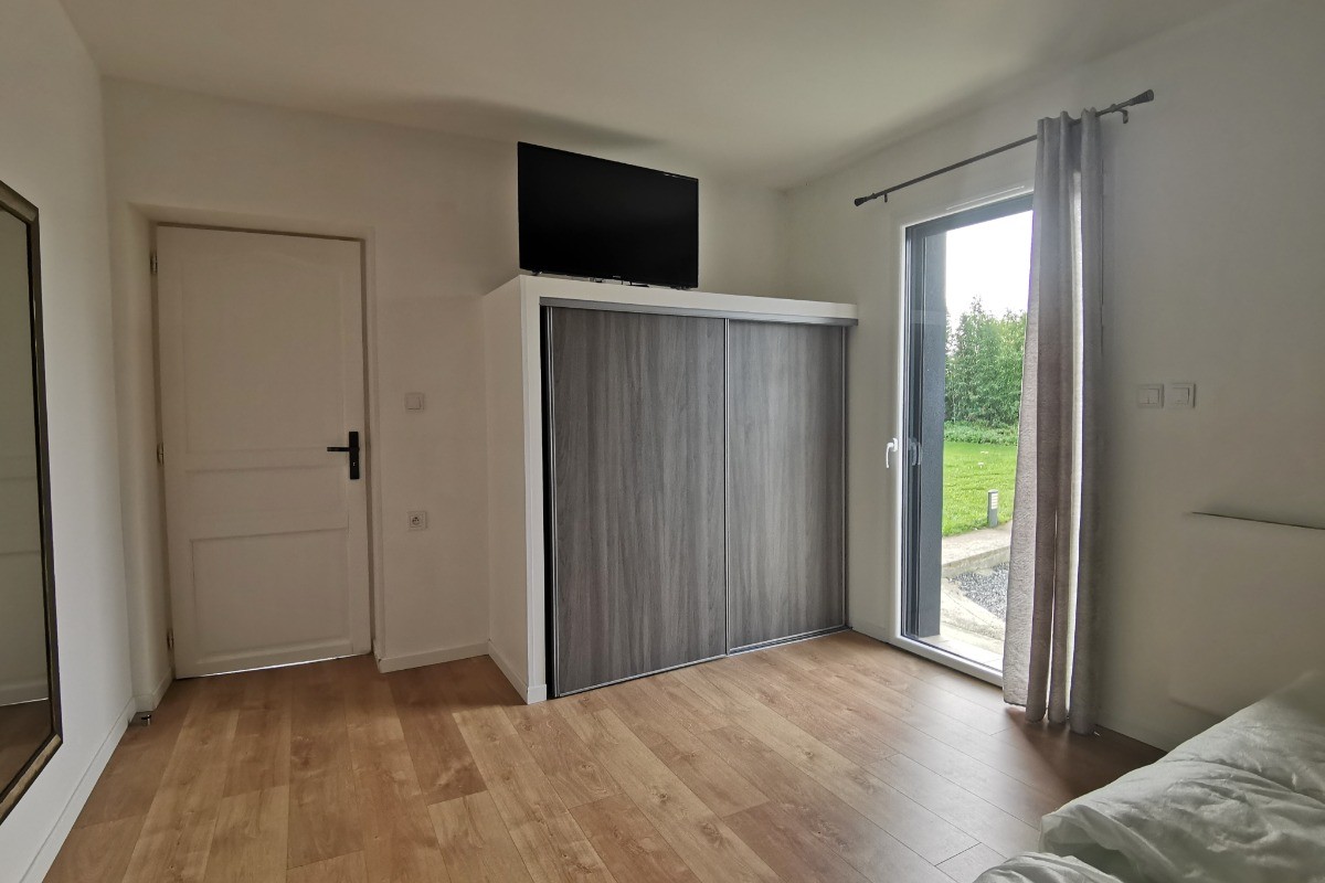 Chambre 1 avec placard penderie et TV
