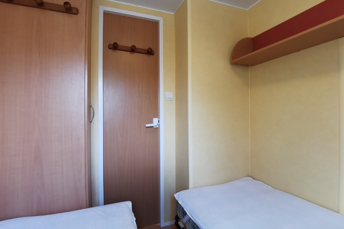 Chambre 2 avec placard de rangement