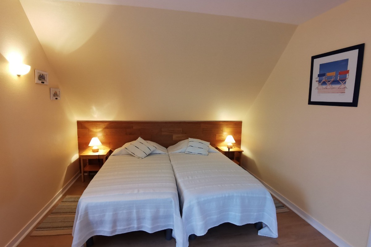 Deuxième chambre avec deux lits de 90 collés et coin détente