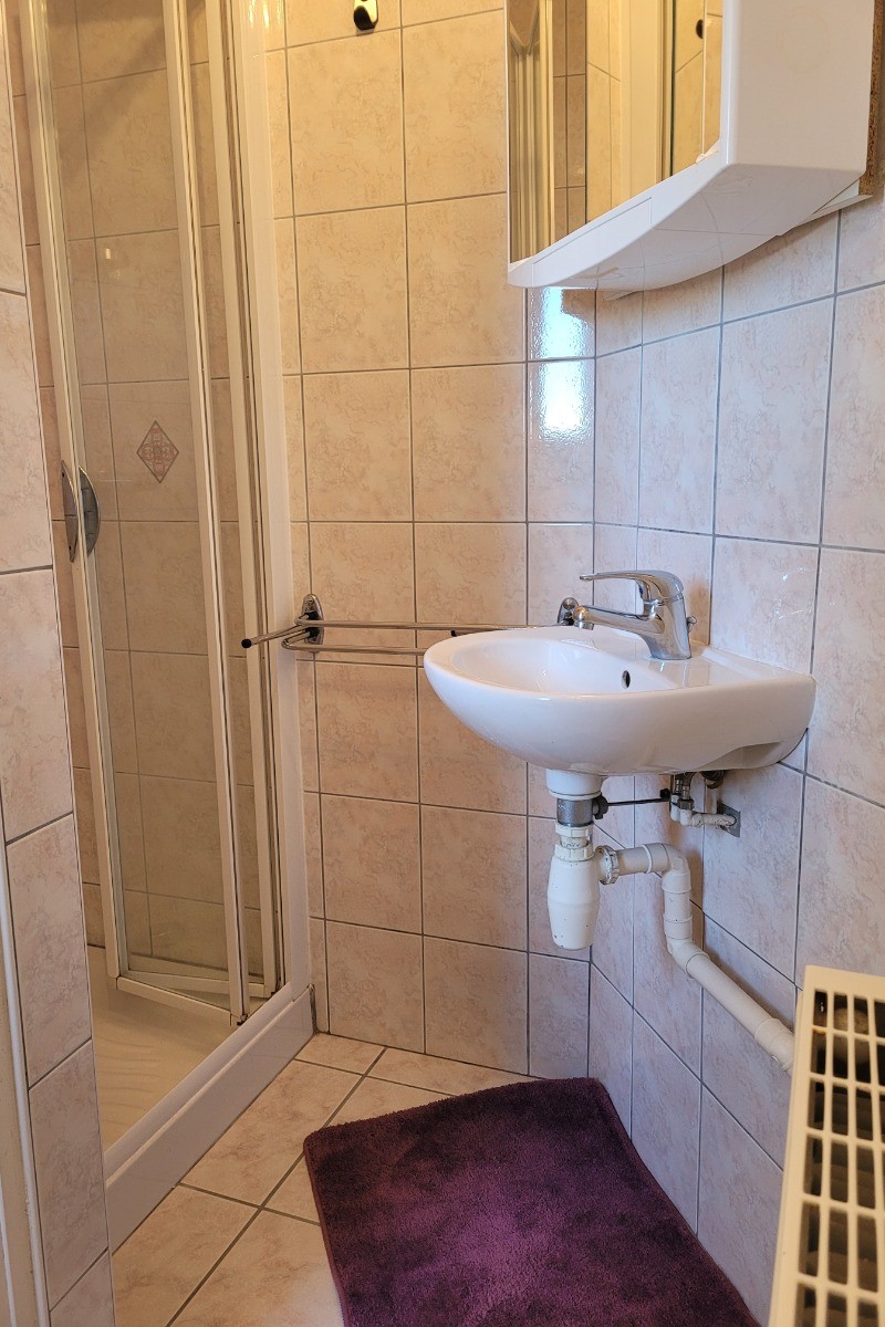 location Clévacances, Loguiv-de-la-mer, Le barbu, la petite salle d'eau d'appoint au RDC