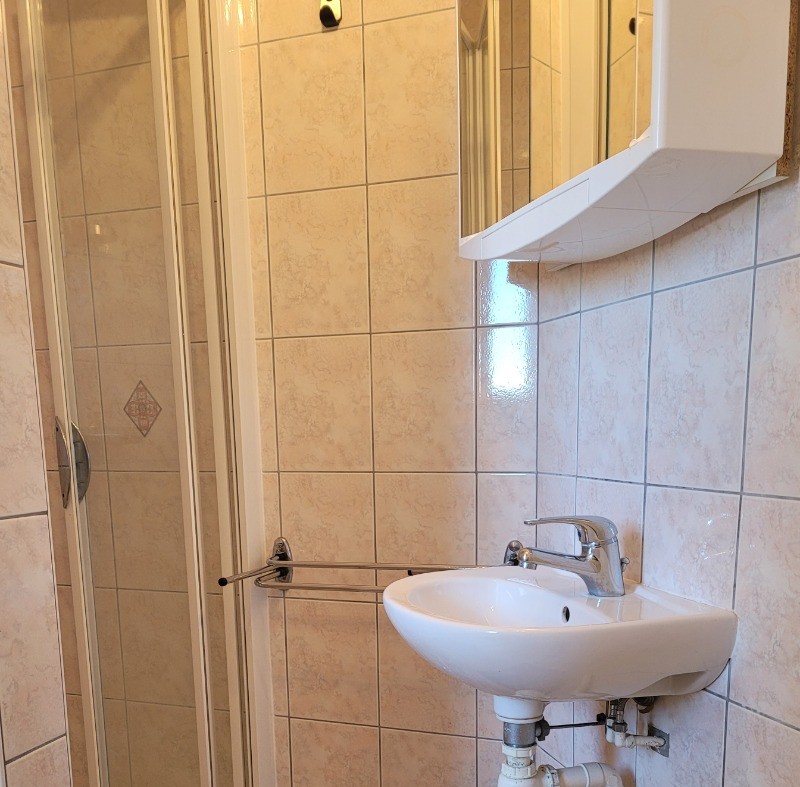 location Clévacances, Loguiv-de-la-mer, Le barbu, la petite salle d'eau d'appoint au RDC