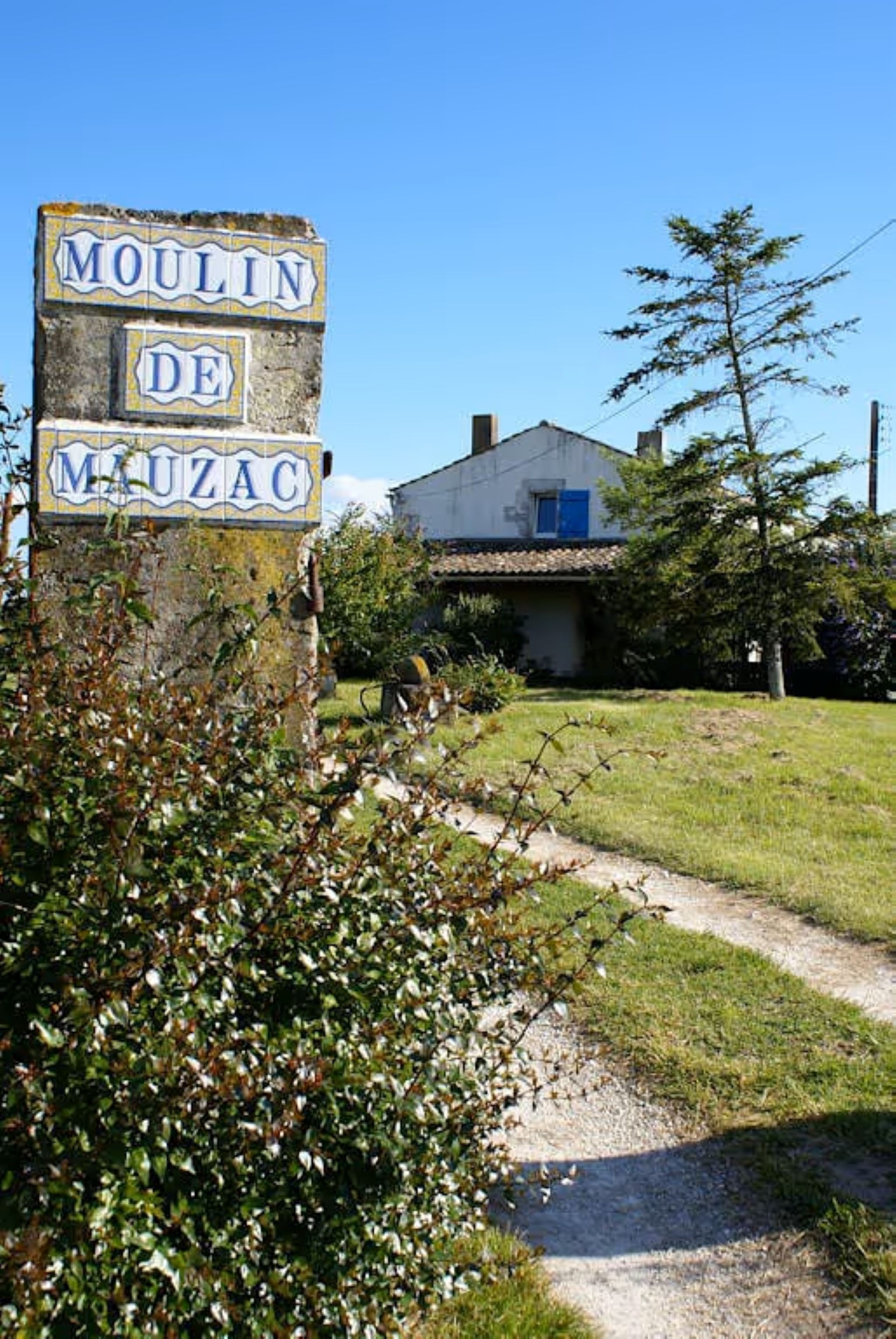 Vous êtes à l'entrée de la propriété du Moulin de Mauzac, en Charente maritime