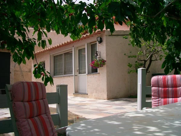 la location et sa terrasse ombragée