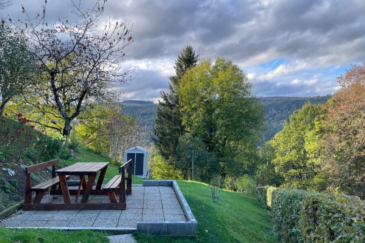 Vue panoramique depuis le jardin sur les montagnes environnantes, offrant calme et sérénité.