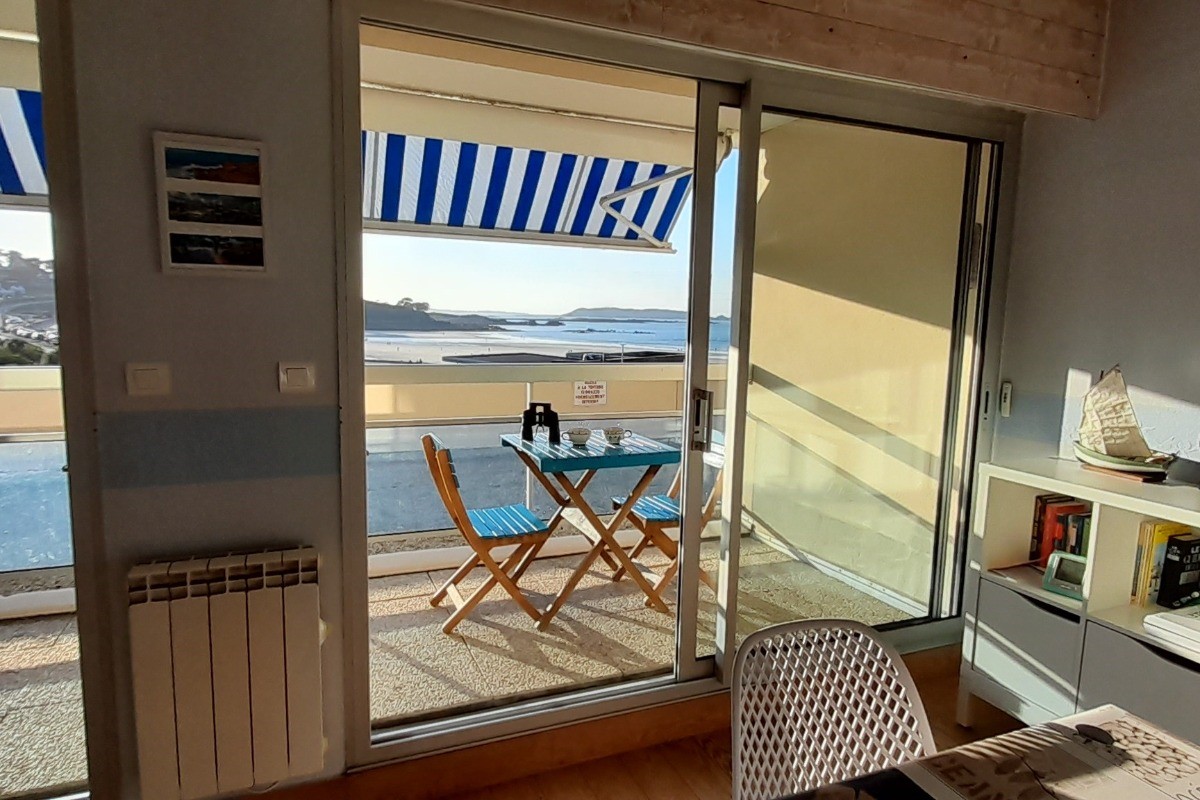 Terrasse équipée pour profiter de la vue sur les 7 îles avec ses couchers de soleil..
