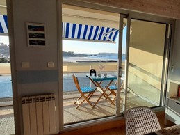 Terrasse équipée pour profiter de la vue sur les 7 îles avec ses couchers de soleil..