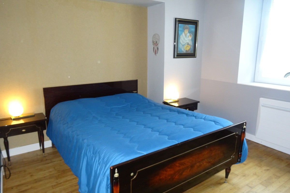 Chambre de plain pied pour 2 personnes (lit 140). Mobilier de qualité et assorti. Salle d'eau et WC à proximité.