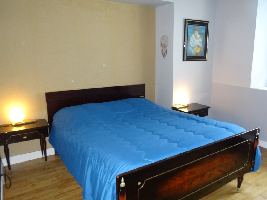 Chambre de plain pied pour 2 personnes (lit 140). Mobilier de qualité et assorti. Salle d'eau et WC à proximité.